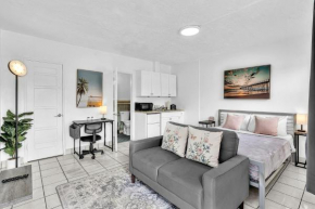 Executive Studio Hollywood Blvd & Near Beach